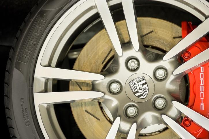 Change of Seasons: Go to a Porsche Tire Shop for Summer Tires